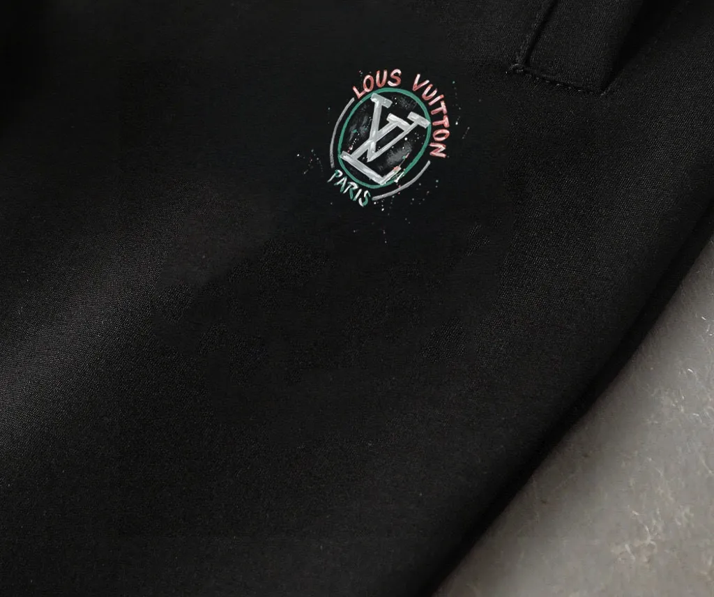 🅿️460 brand [LV Louis Vuitton] (velvet and thickened) 2025 autumn and winter new products, celebrities’ favorite fashion-flavored casual suits, clean and neat tailoring, full of urban style. Made of high-quality customized fabrics, the inner warmth is excellent, the hand feels soft and dry, and the upper body effect is crisp and stylish. The three-dimensional cutting process and the pattern are all of high standards, and the silhouette version has the right benefits! It is not tight at all, and you feel good when you wear it. So many top-quality raw materials create high-end products with unparalleled value. It is the first choice for high-end fashion people. (Size: M-4XL can wear up to 200 pounds)